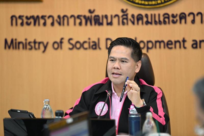 วราวุธ นั่งหัวโต๊�