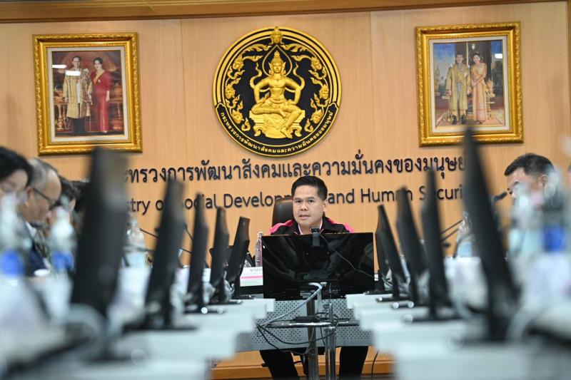 วราวุธ นั่งหัวโต๊�