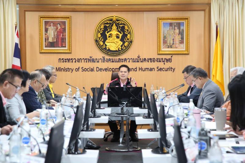 วราวุธ นั่งหัวโต๊�