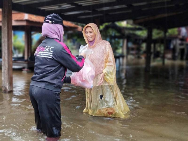 กระทรวง พม. ช่วยคน�