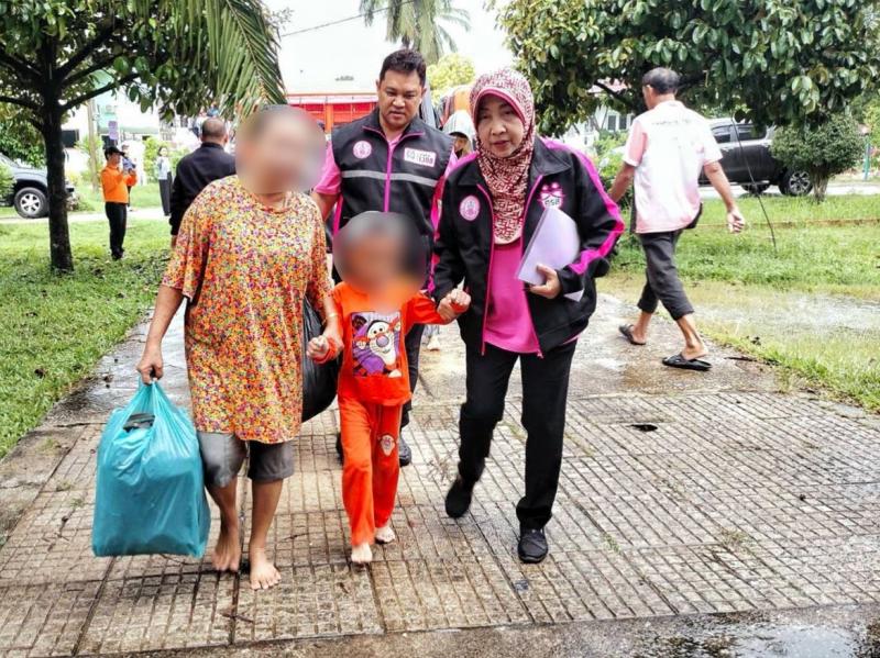 กระทรวง พม. ช่วยคน�