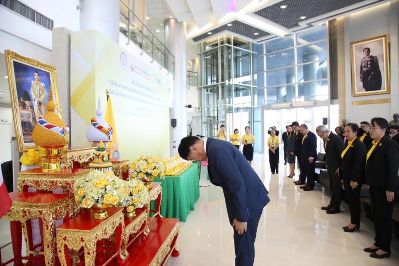 พม. รับมอบแว่นตาจา
