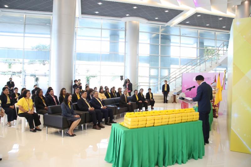 พม. รับมอบแว่นตาจา