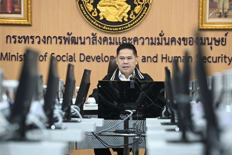 วราวุธ รมว.พม. นั่ง�