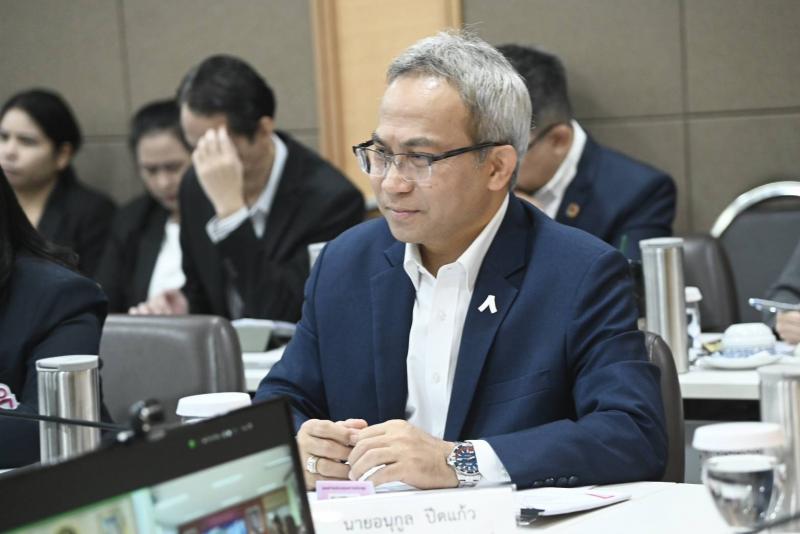 วราวุธ รมว.พม. นั่ง�