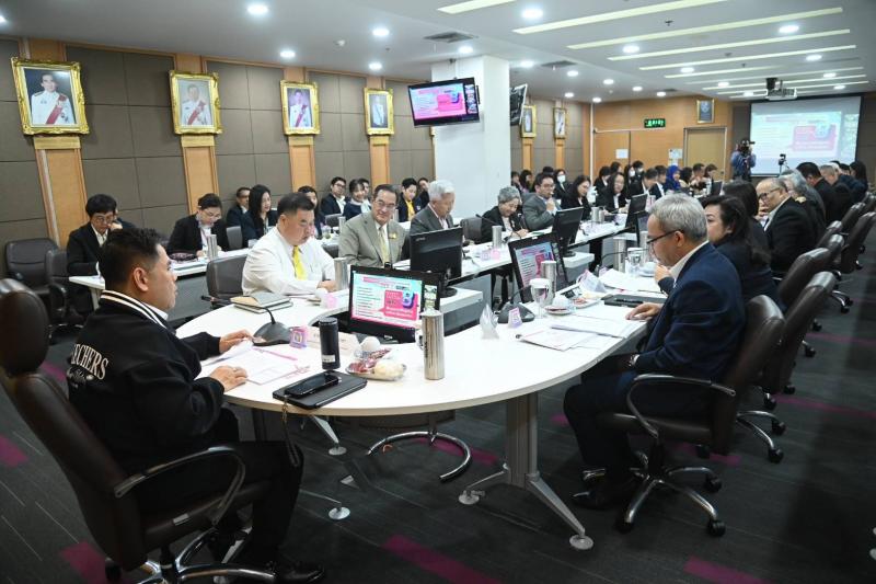 วราวุธ รมว.พม. นั่ง�