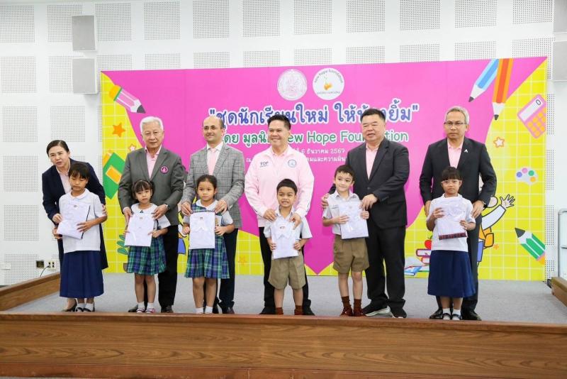 วราวุธ-ปลัด พม. รับ�