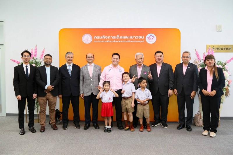 วราวุธ-ปลัด พม. รับ�