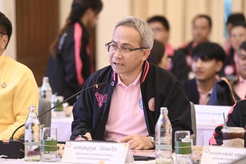 วราวุธ นั่งหัวโต๊�