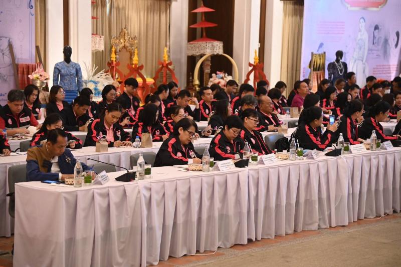 วราวุธ นั่งหัวโต๊�
