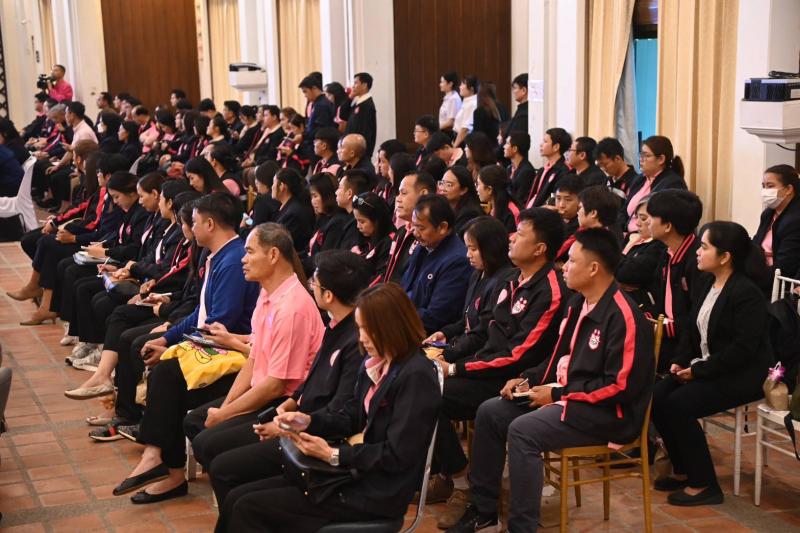วราวุธ นั่งหัวโต๊�