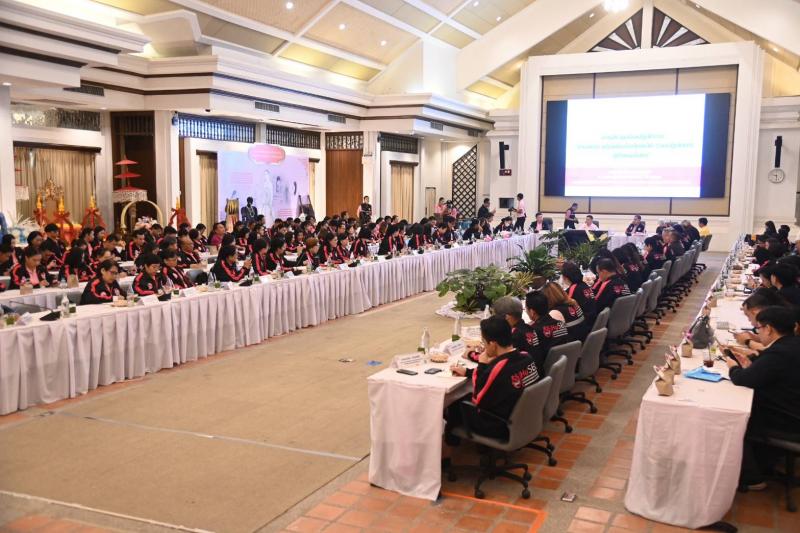วราวุธ นั่งหัวโต๊�