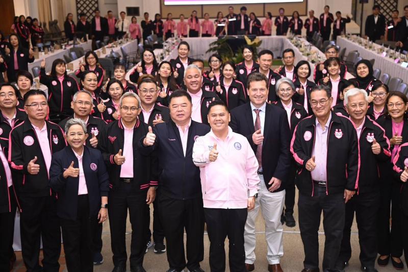 วราวุธ นั่งหัวโต๊�