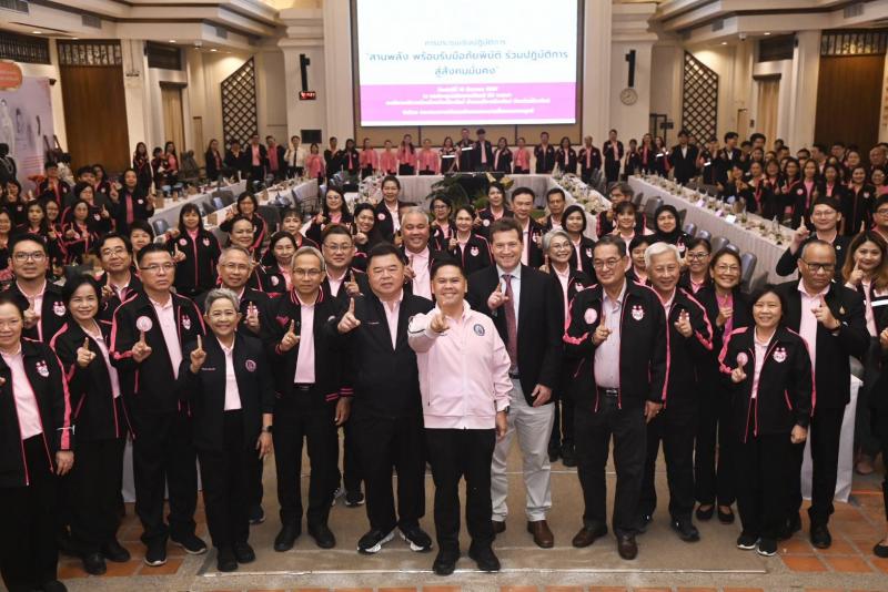 วราวุธ นั่งหัวโต๊�