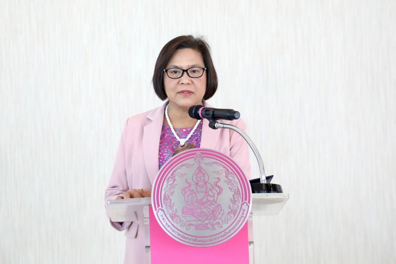พม. รับมอบถุงยังชี