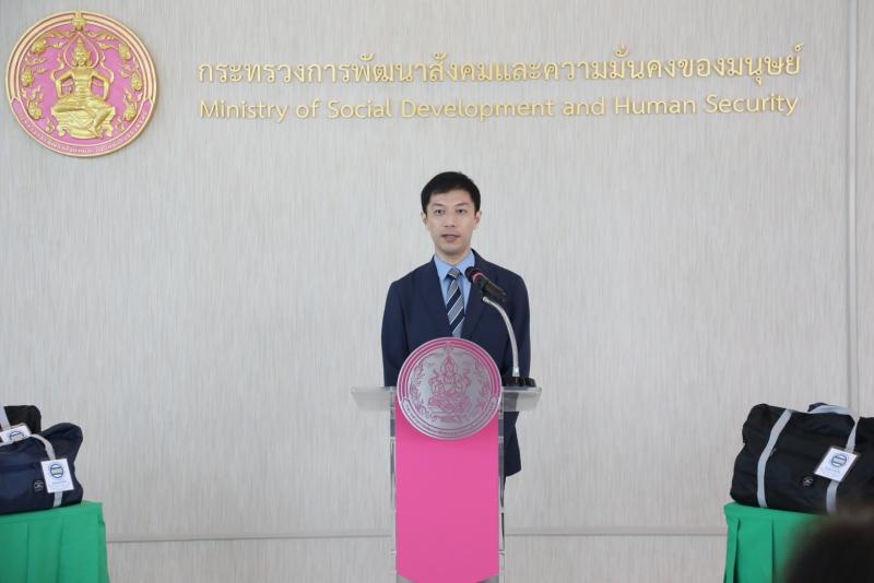 พม. รับมอบถุงยังชี