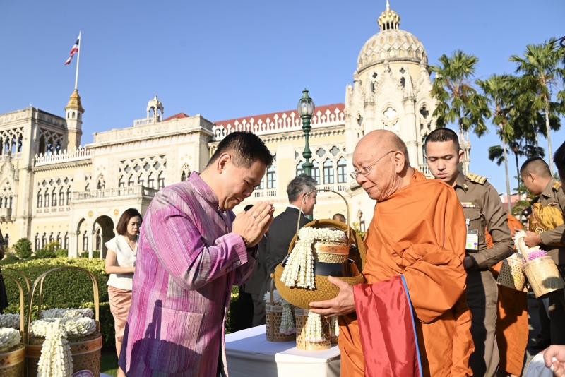 วราวุธ ร่วม นายกฯ - 