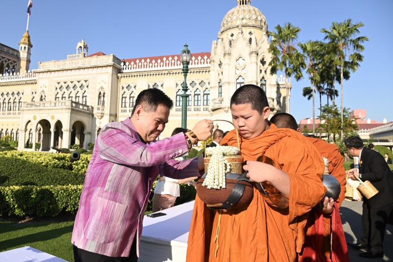 วราวุธ ร่วม นายกฯ - 