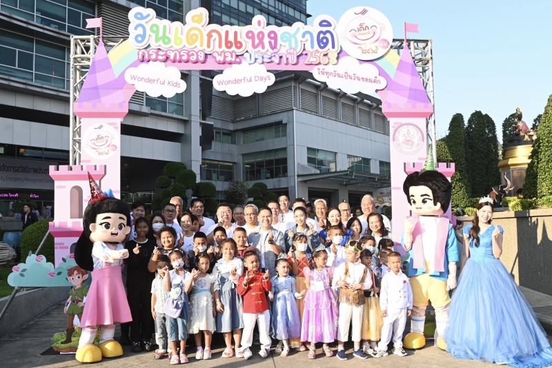 วราวุธ เปิดงานวัน�