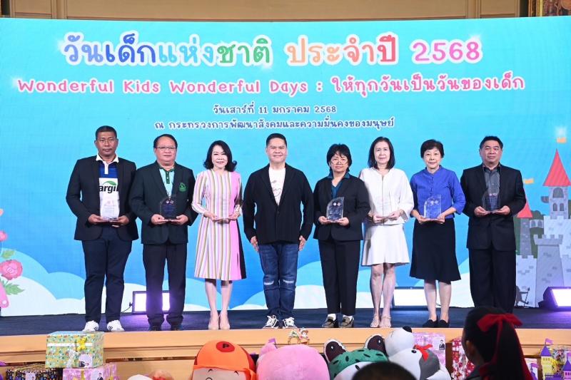 วราวุธ เปิดงานวัน�