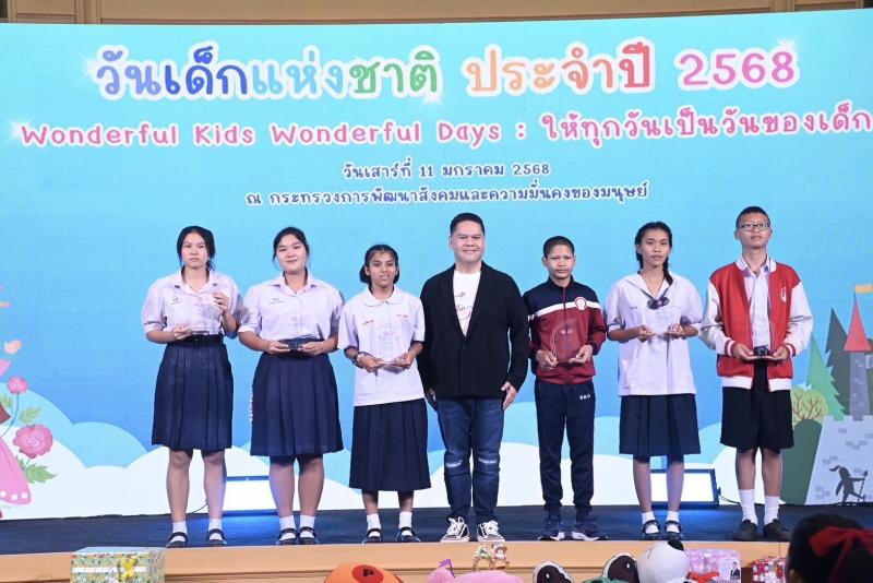 วราวุธ เปิดงานวัน�