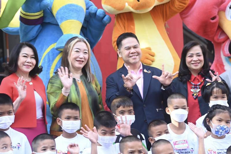 วราวุธ จับมือ เดอะ