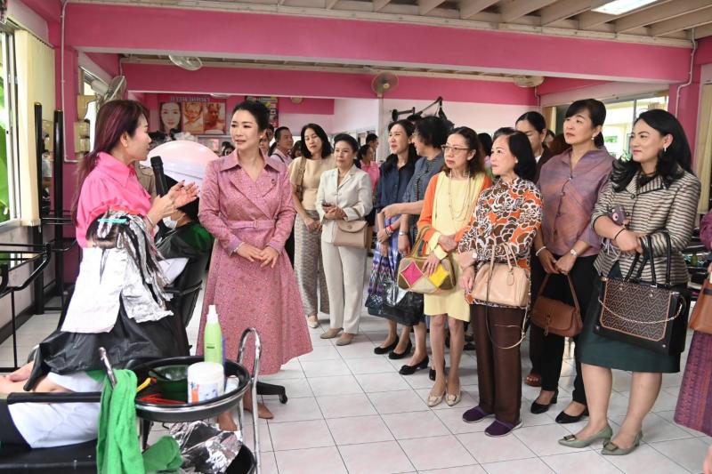รมว.พม.-ภริยา นำคณะ�
