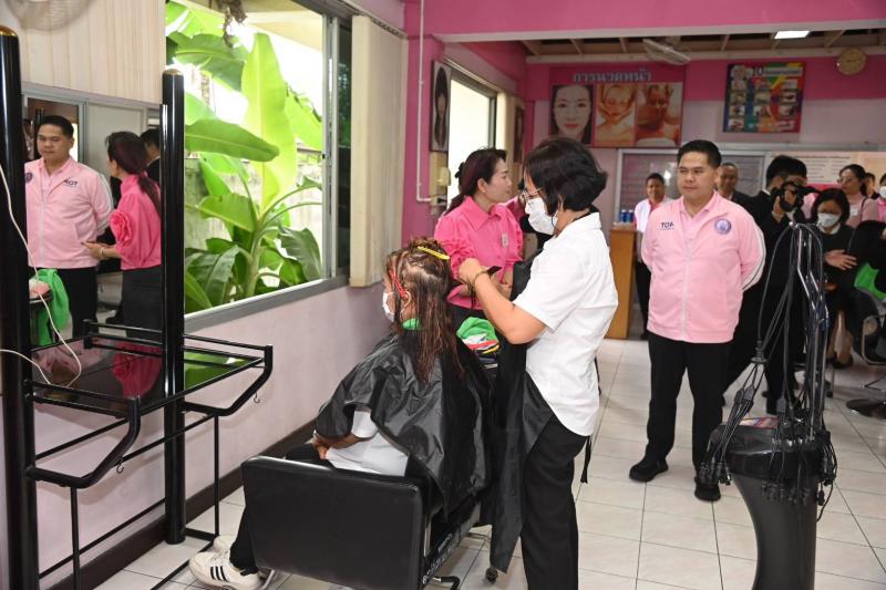 รมว.พม.-ภริยา นำคณะ�