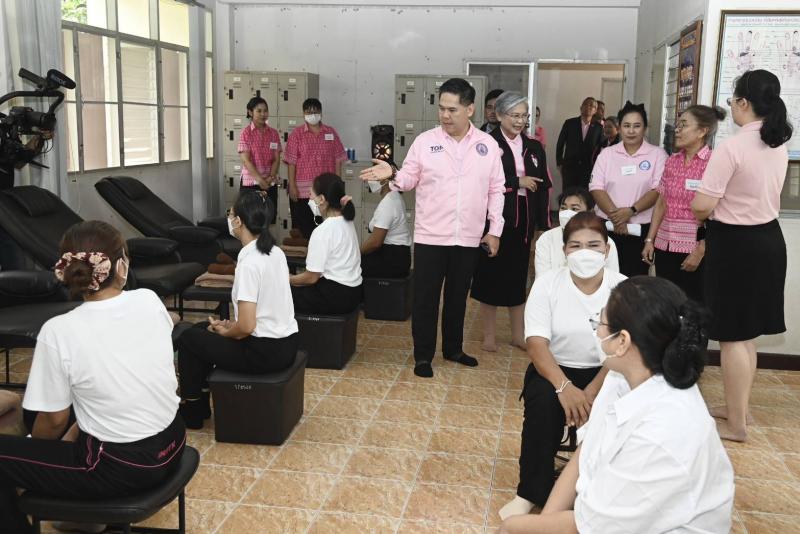 รมว.พม.-ภริยา นำคณะ�