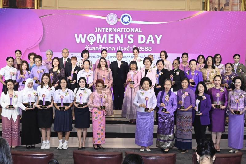 วราวุธ เปิดงานวัน�