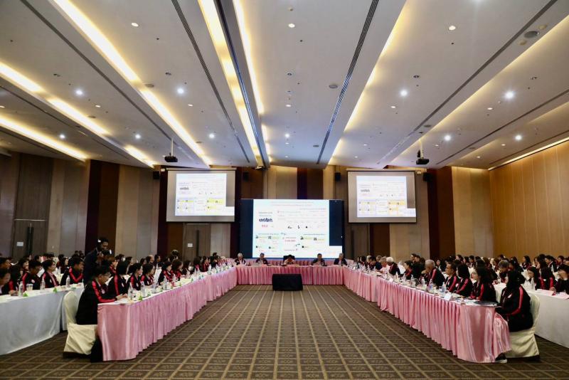 วราวุธ นำ พม. ประชุ�