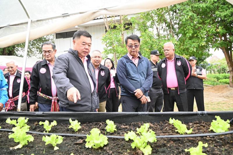 นิกร - ผู้ช่วย รมต.พ