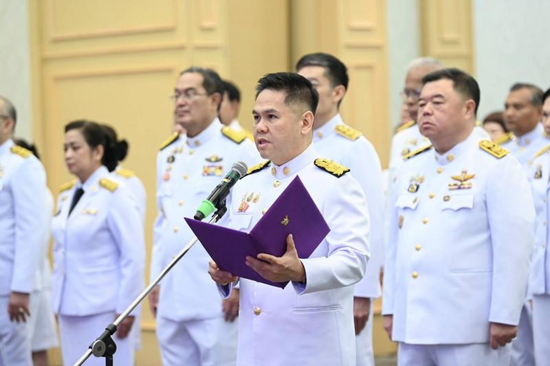 วราวุธ พร้อมคณะผู�