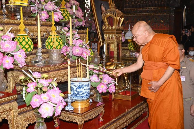วราวุธ กราบ สมเด็จ