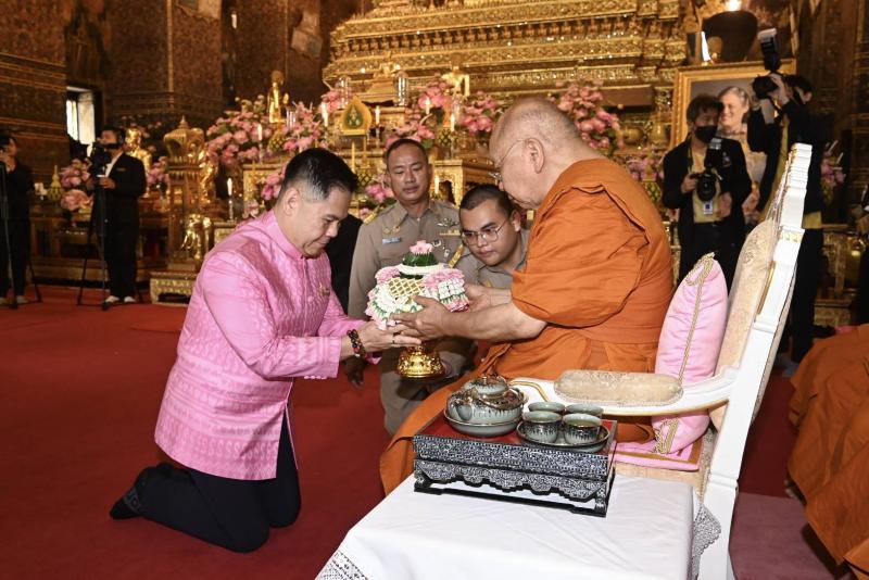 วราวุธ กราบ สมเด็จ