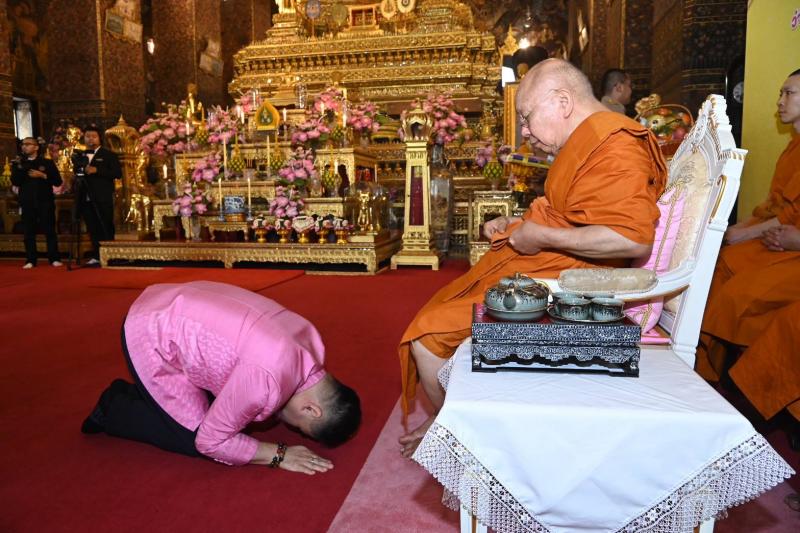 วราวุธ กราบ สมเด็จ