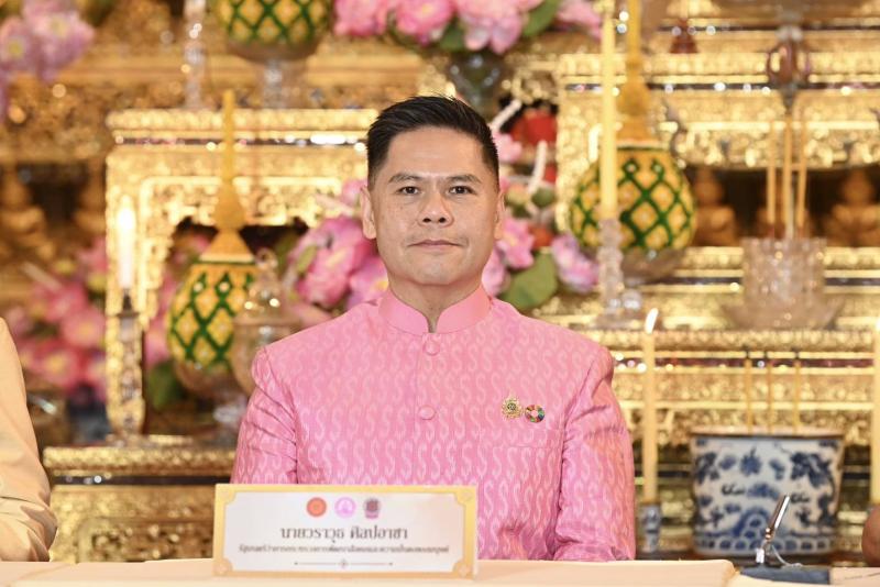 วราวุธ กราบ สมเด็จ