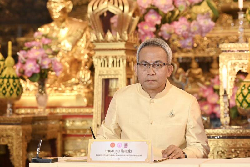 วราวุธ กราบ สมเด็จ