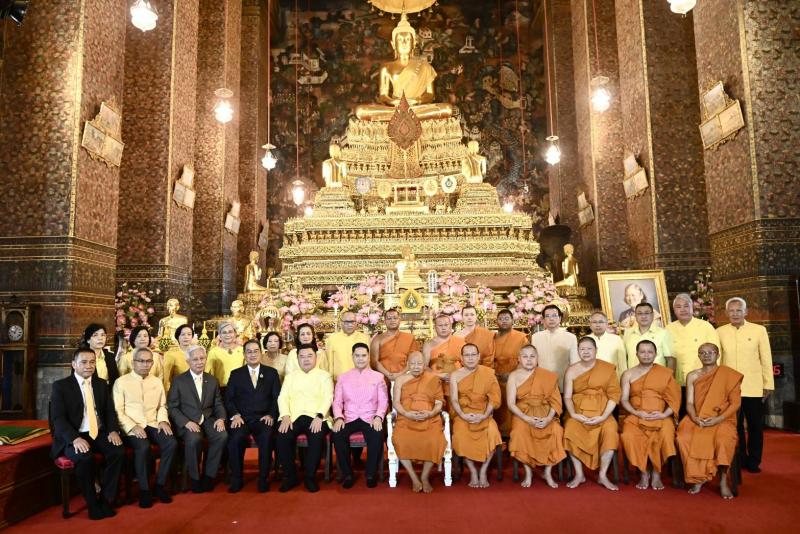 วราวุธ กราบ สมเด็จ