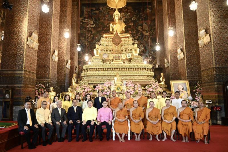 วราวุธ กราบ สมเด็จ