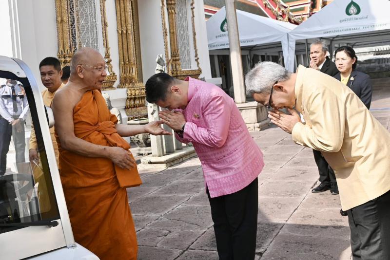 วราวุธ กราบ สมเด็จ
