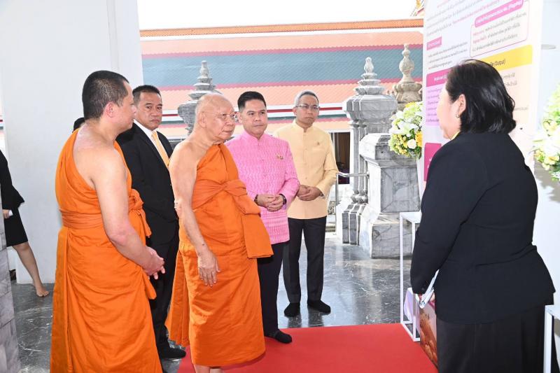 วราวุธ กราบ สมเด็จ