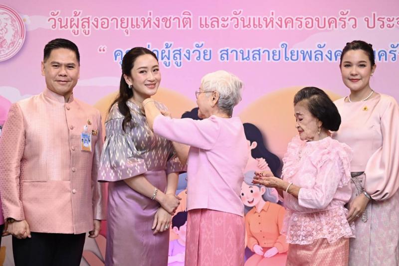 วราวุธ - พม. ติดเข็ม