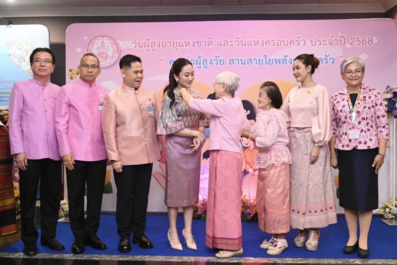วราวุธ - พม. ติดเข็ม