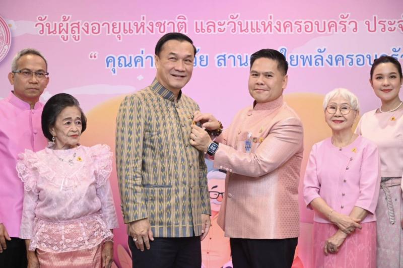 วราวุธ - พม. ติดเข็ม