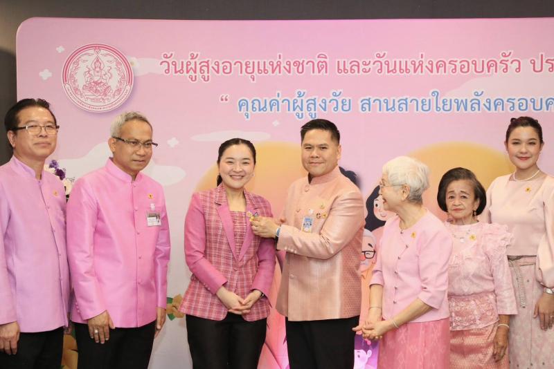 วราวุธ - พม. ติดเข็ม