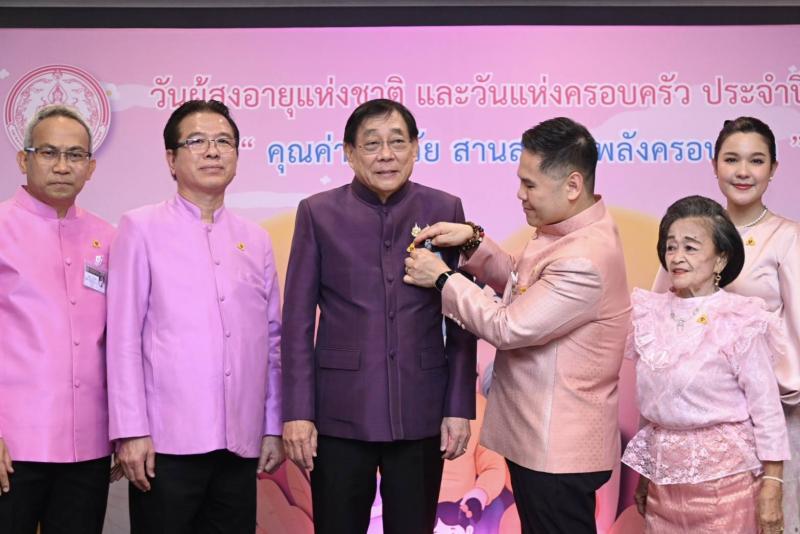 วราวุธ - พม. ติดเข็ม