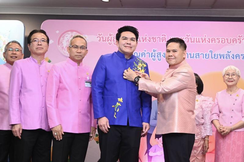 วราวุธ - พม. ติดเข็ม