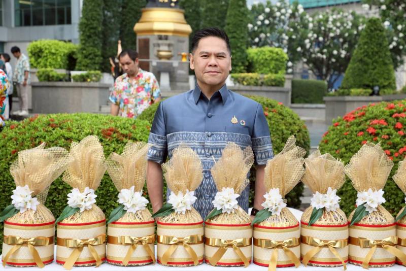 วราวุธ นำ ขรก. พม. ท�