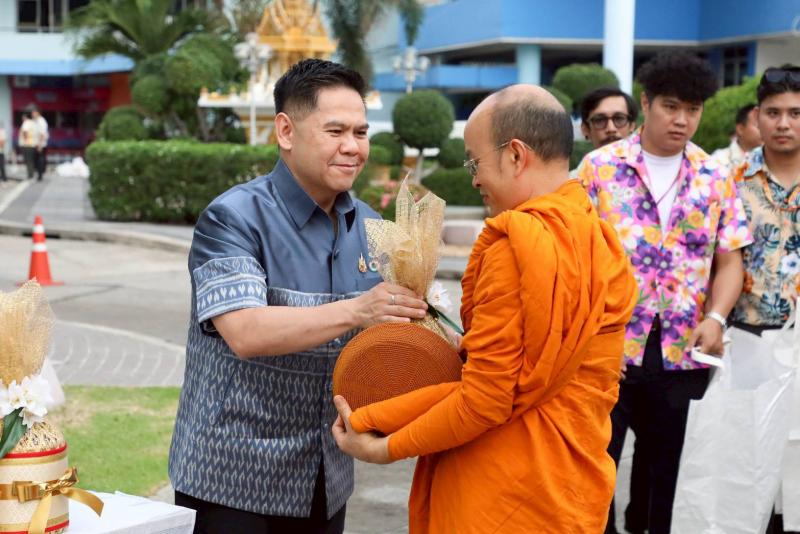 วราวุธ นำ ขรก. พม. ท�